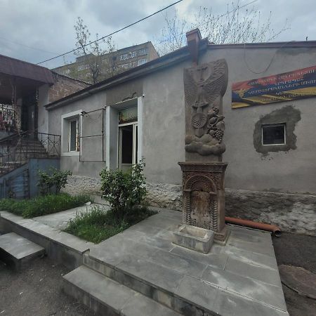 Guest House In The Small Center 예레반 외부 사진