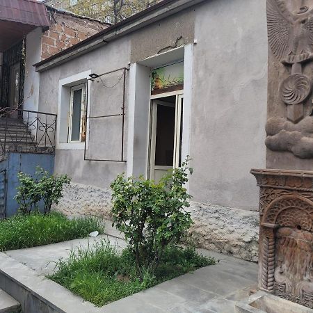 Guest House In The Small Center 예레반 외부 사진